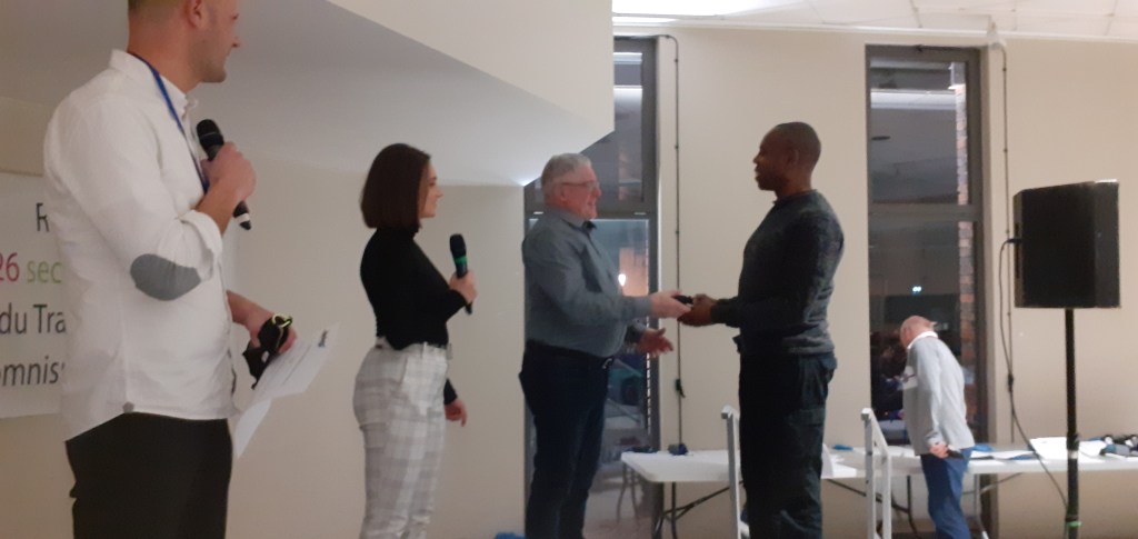 Le président du TUVB, Francis Fabre, félicite Salomon