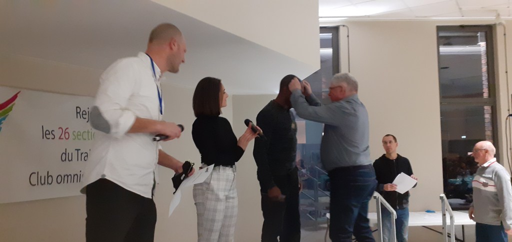 Remise de la médaille par Francis Fabre